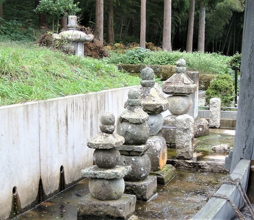 3後方の2基宝塔が文化財(18-1412)浄願寺 (8).JPG