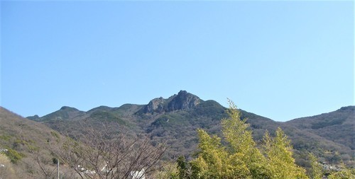１岩峰碁石山の右下に洞雲山（３７－２００３）観音寺 (1).JPG