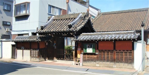 2赤壁塀と山門(27-5523)法伝寺 (3).JPG