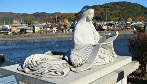 3宇治橋袂の紫式部像(26-0010)宇治川 (13).JPG