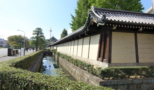 １０DSC00264東本願寺 (22)外塀と京都タワー築地塀.JPG