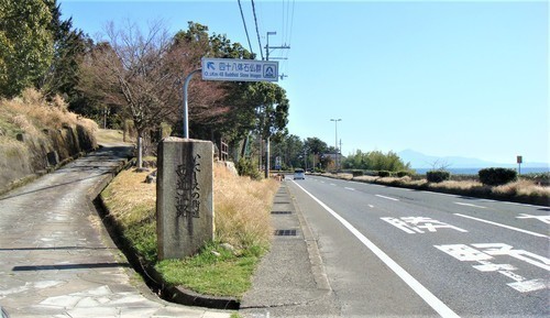 4国道161号と標識 左へ(25-5508)鵜川四十八体石仏群 (16).JPG