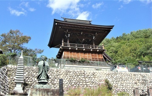 2日蓮聖人像と鐘楼(20-4610)蓮華寺 (2).JPG