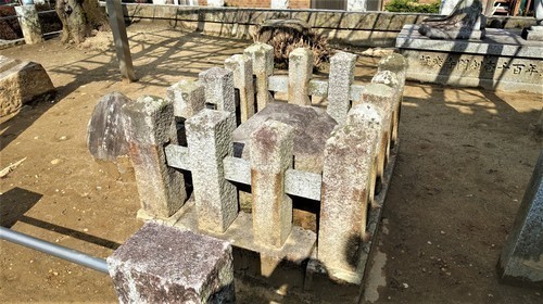 ３極楽寺礎石（２６－５０２０）宝塔寺 (3).JPG