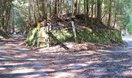 4崇福寺跡分岐点(25-0233)旧山中越え阿弥陀三尊磨崖仏 (3).JPG