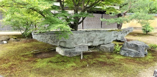 ５舟形蹲踞（２６－１０２９）金閣寺 (5).JPG