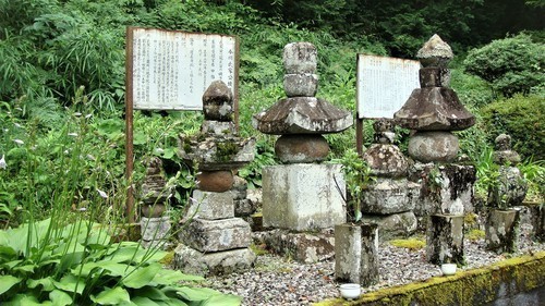 ３今川範氏親子の墓（２２－３２１２）徧照寺 (10).JPG