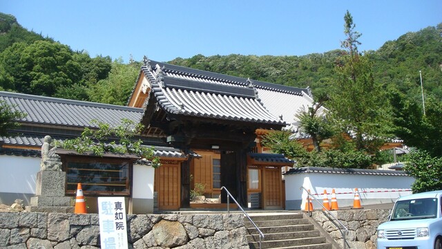 1山門と本堂(33-1506-1)真如院 (9).JPG