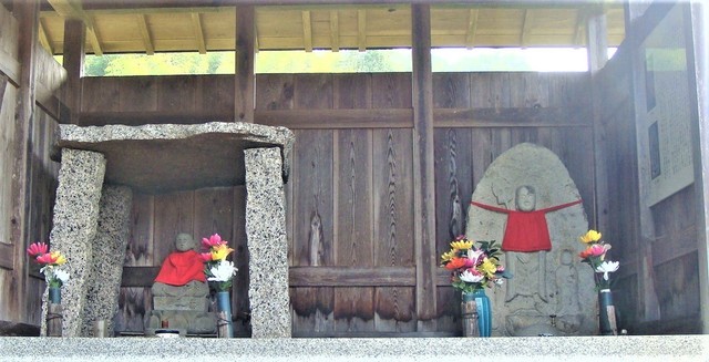 1左に弘法大師像右に見届け地蔵(24-1299-21)見届け地蔵 (16).JPG