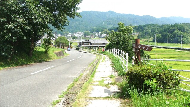 1市道 右下に石薬師堂 (24-1299-25)石薬師堂 (2).JPG