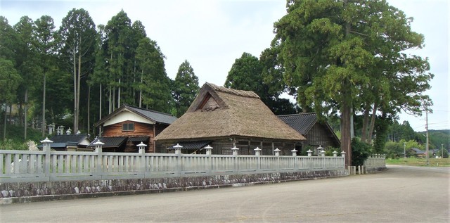 1松尾神社拝殿後ろに本殿覆屋(17-2208)松尾寺 (5).JPG