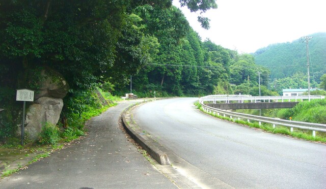 1県道25号 左端に磨崖仏(29-181)的野地蔵磨崖仏 (1).JPG