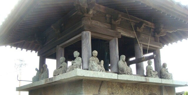 2山門上の十六羅漢像(18-2217)金鳳寺 (6).JPG