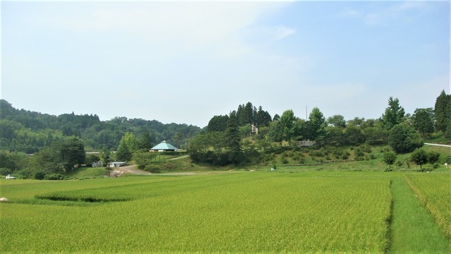 3振り返ると左に温泉右にキャンプ場(24-1299-22)相田地蔵前地蔵 (23).JPG