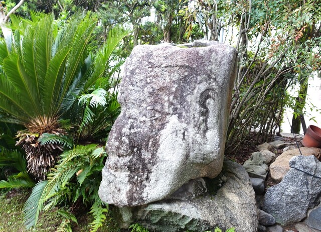 4人頭石顎のとがった外国人風(29-455)光永寺 (9).JPG