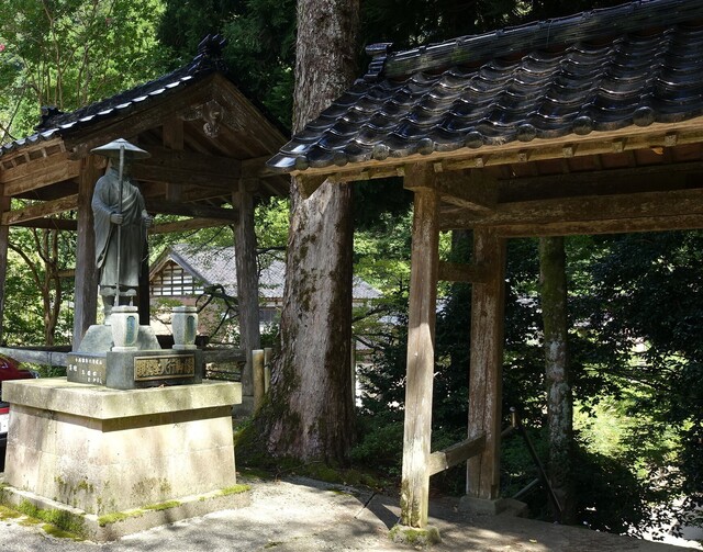 5左に山門(17-2619)光明寺 (7).JPG